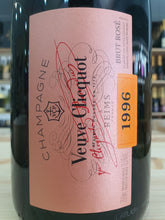 Carica l&#39;immagine nel visualizzatore Galleria,Cave Privée 1996 Rosé Champagne Vintage Veuve Clicquot